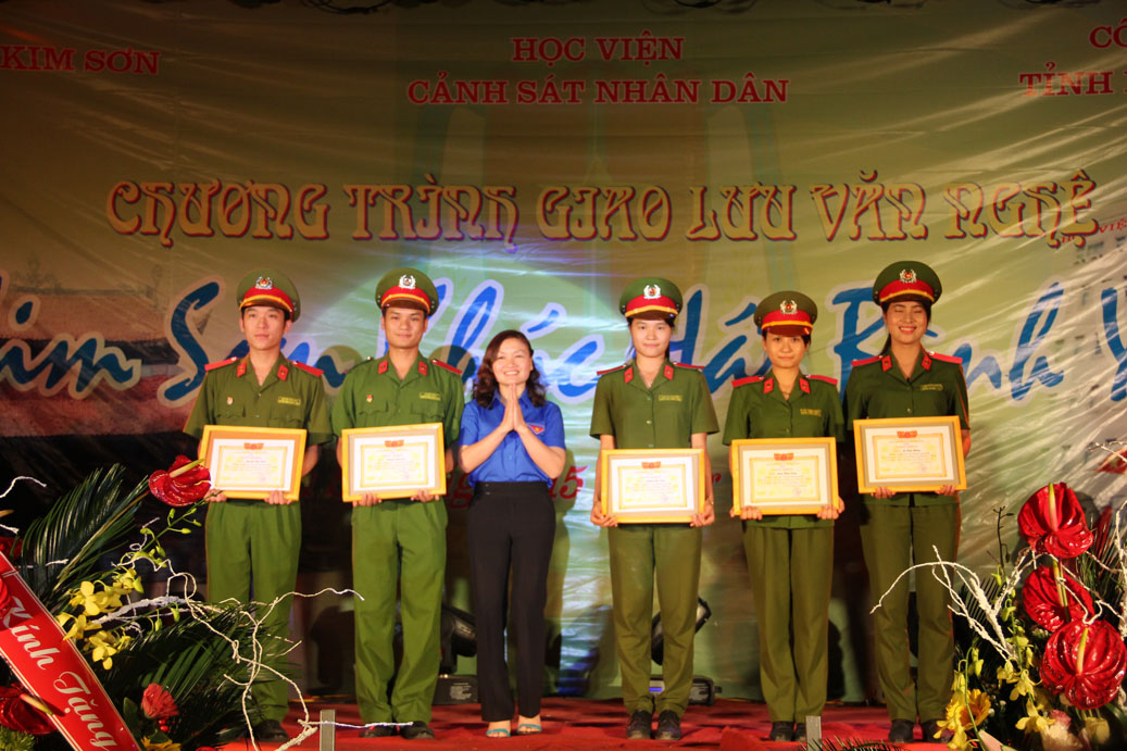 Đại diện Đoàn thanh niên tỉnh Ninh Bình tặng bằng khen cho các học viên xuất sắc